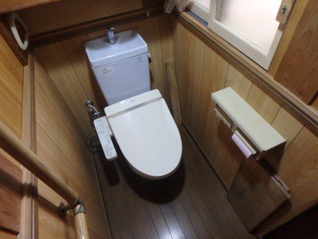 トイレ　洗浄便座はサービス設置品です。