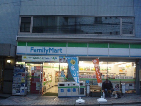 コンビニ　ファミリーマート東京医科大学前店（コンビニ）まで99m