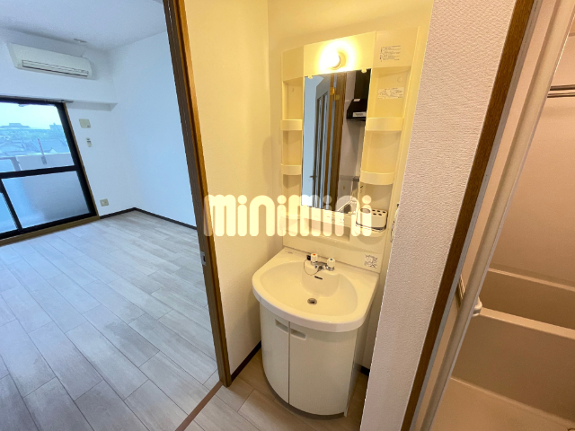 洗面設備　キレイな洗面台です