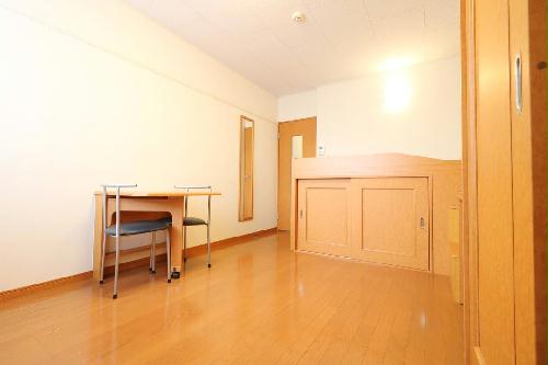 居室・リビング　ベッド下に収納スペースあり！荷物が多くても十分に収まります！