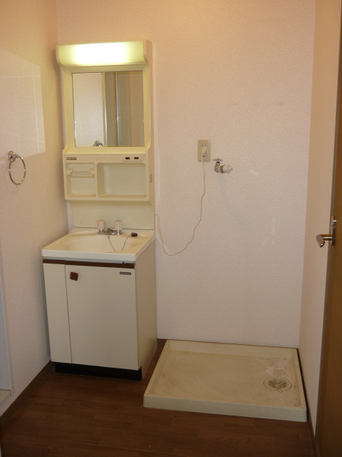 洗面設備　独立洗面台と室内洗濯機置場ございます＾＾