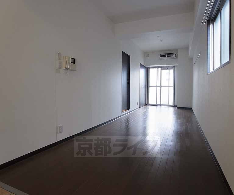 居室・リビング　広い洋室。