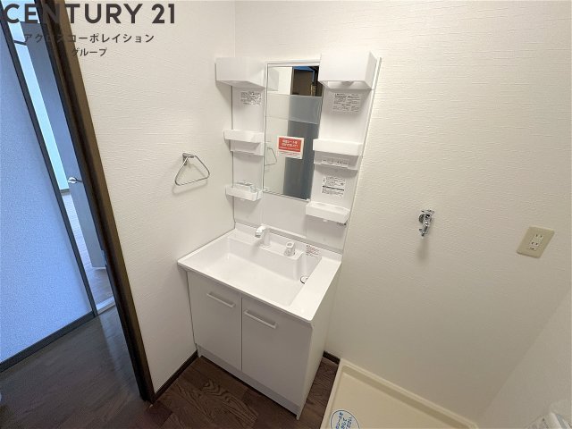 洗面設備　鏡の大きな独立洗面台です♪