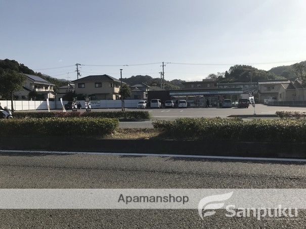 コンビニ　ファミリーマート（コンビニ）まで970m