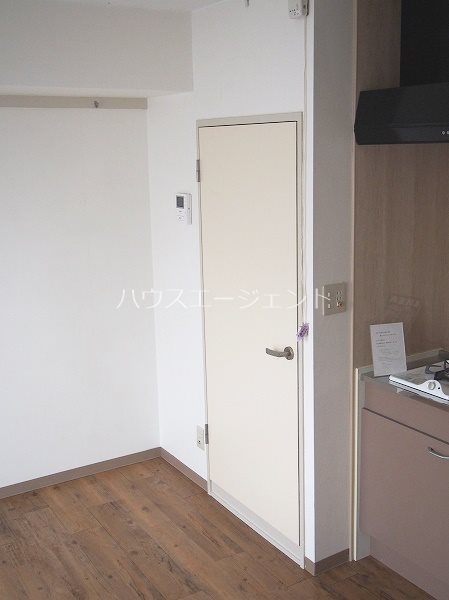 居室・リビング　玄関とお部屋の間にドアがあるのがポイントですね