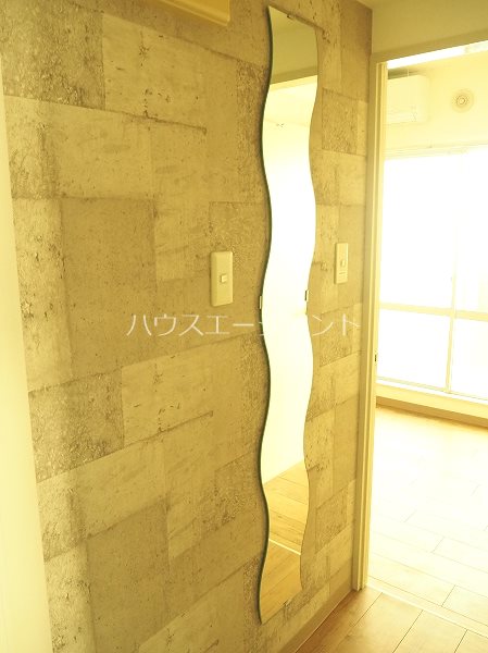 玄関　おしゃれな姿見ありの玄関