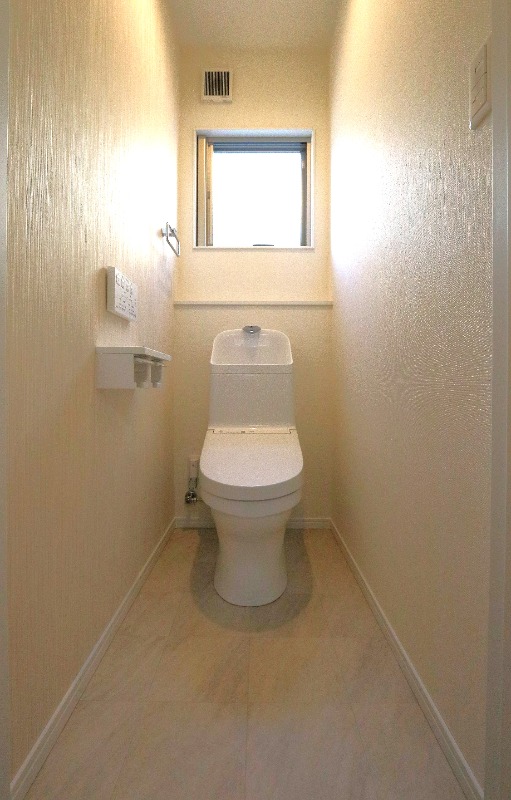 トイレ　窓付きのトイレで明るいです