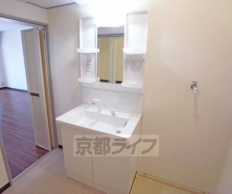 洗面設備　清潔感のある洗面台です。