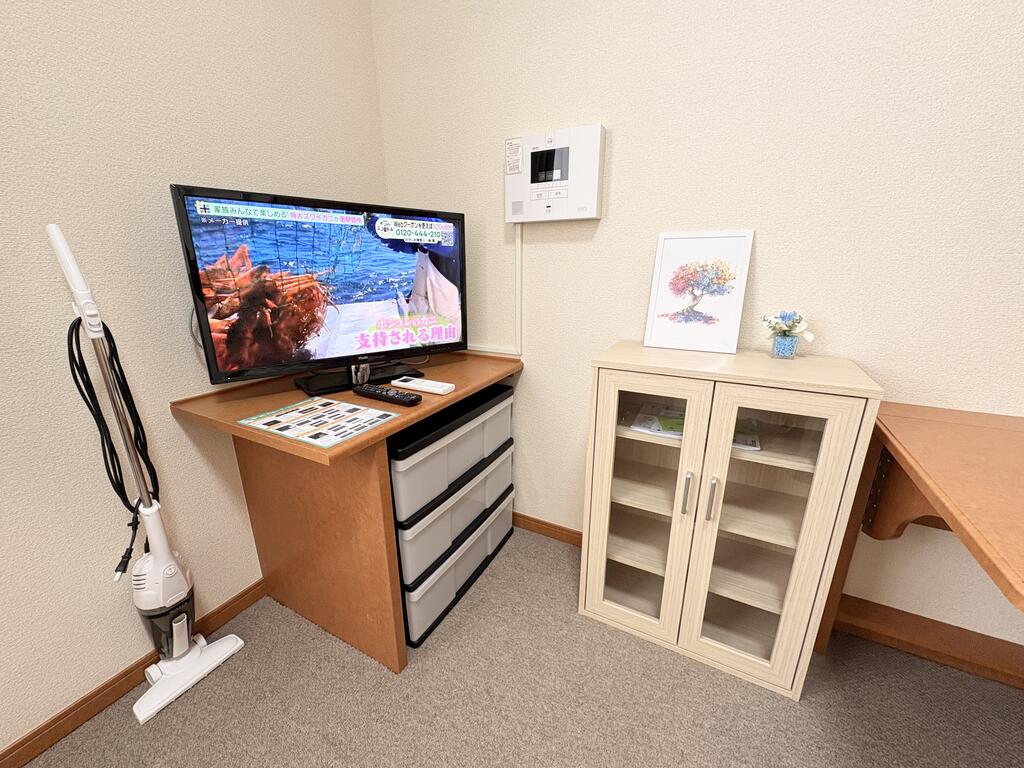その他部屋・スペース　TV、TV台、食器棚あり
