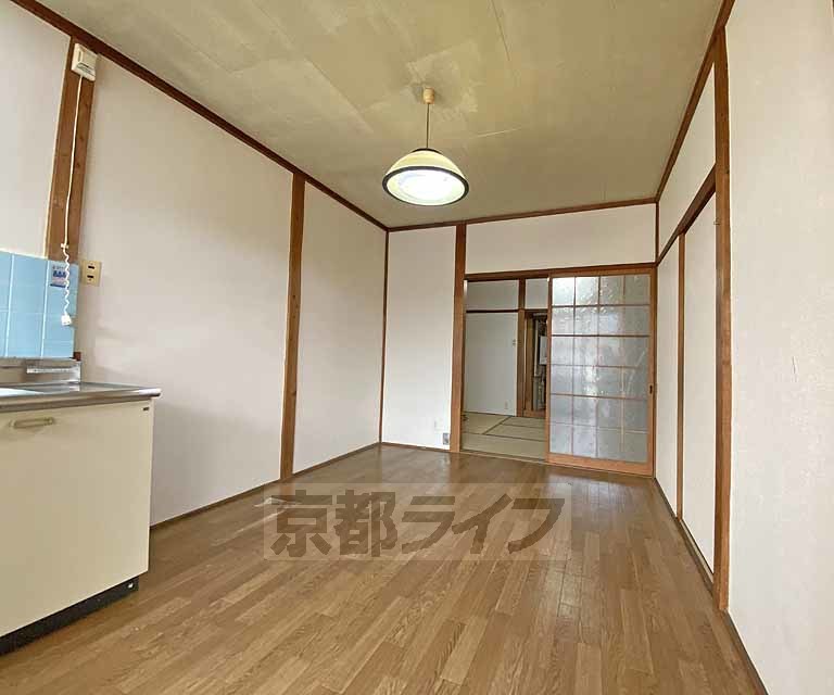 居室・リビング　６帖のダイニングキッチンから６帖和室方向です。駐車場付...