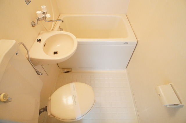 バス・シャワールーム　丸洗い可能！お掃除ラクラクの洗面台付き３点ユニットです☆