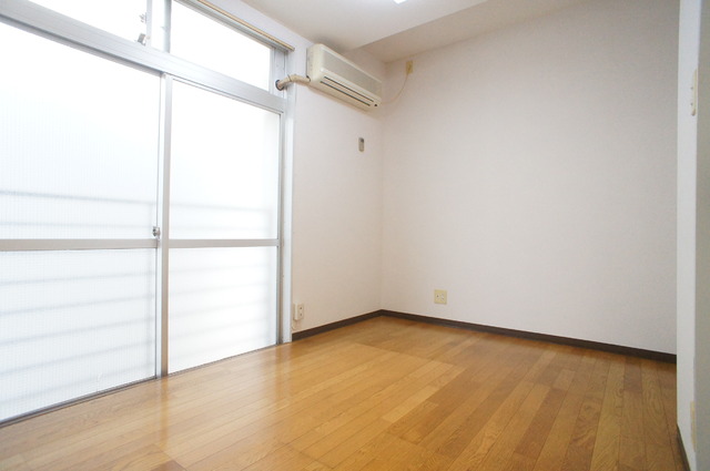 居室・リビング　ワイドな窓で通風、採光に優れたお部屋です！