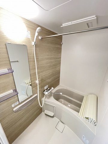 バス・シャワールーム　浴室暖房乾燥機＆物干しバー付きのバスルームです！お風呂に浸か