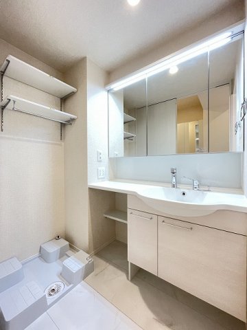 洗面設備　角度の変えられる3面鏡付きの洗髪洗面化粧台です♪朝のバタバタ