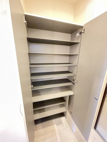 玄関　シューズボックスがあるので靴が散らからずいつでも玄関すっきり