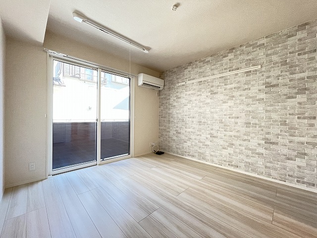 居室・リビング　洋室6.2帖☆バルコニーに繋がるお部屋です！エアコン付きで1