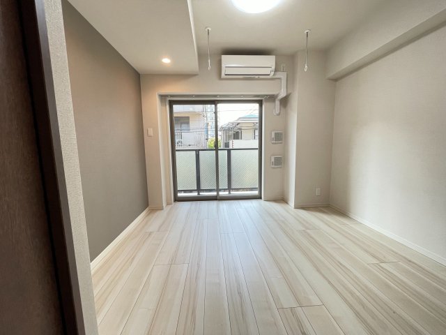 居室・リビング　参考写真（同物件別部屋）