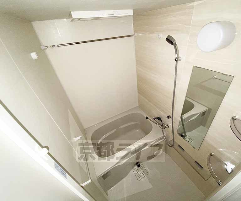 バス・シャワールーム　鏡のある便利なお風呂