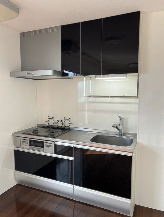 キッチン　３口ガスコンロ付きのシステムキッチン