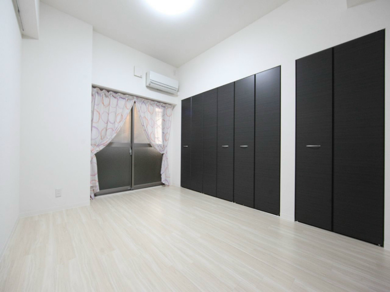 バルコニー　洋室7.5帖　壁一面クローゼット付（収納充実してます）