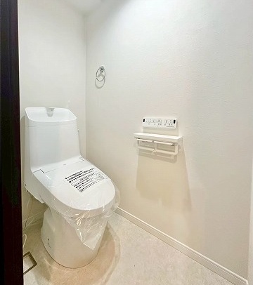 トイレ　トイレも新品　　温水洗浄便座付