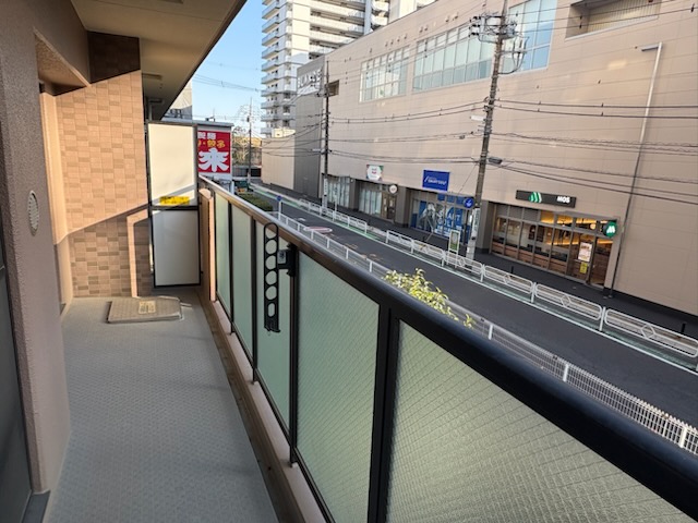 バルコニー　南西向　陽当たり良好のバルコニー