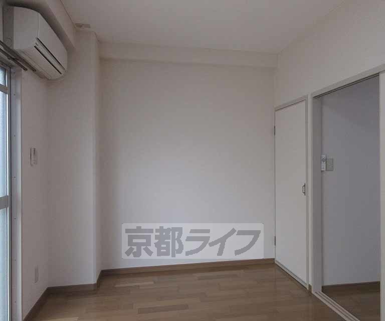 居室・リビング　エアコンのついた洋室です