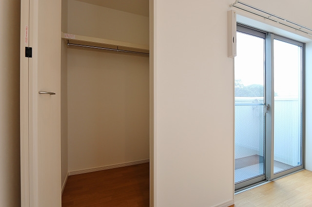 収納　長い服も掛けれますね