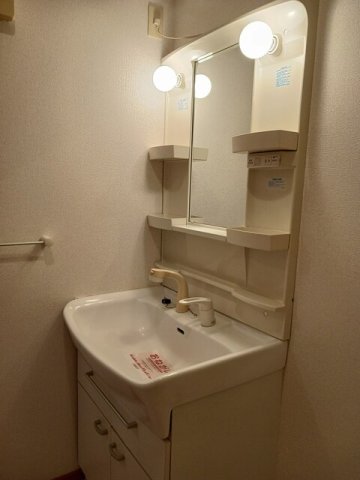 洗面設備　ゆったりとスペースのある洗面所