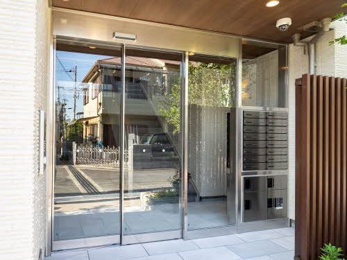 建物外観　玄関はオートロック・防犯カメラあり