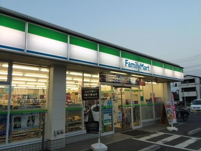 コンビニ　ファミリーマート（コンビニ）まで629m