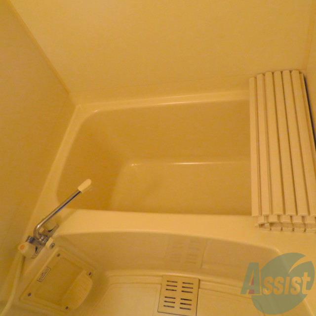 バス・シャワールーム　こちら洋室となっています。こちらに寝室はいかがでしょうか。