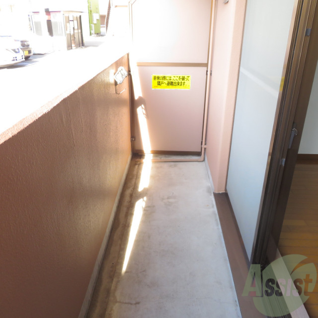 バルコニー　幅があり広めの印象でした。のびのびと作業が出来そうです。