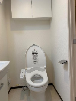 トイレ　吊戸棚収納と温水洗浄暖房便座付きのトイレ