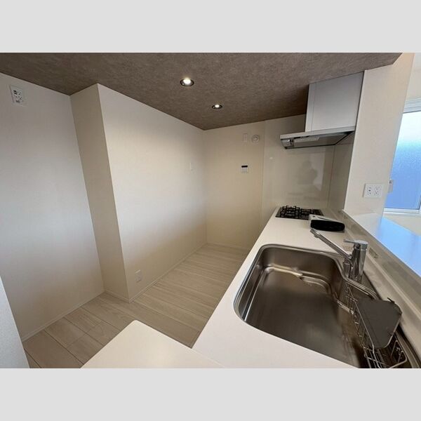 キッチン　室内写真は別部屋の写真です。