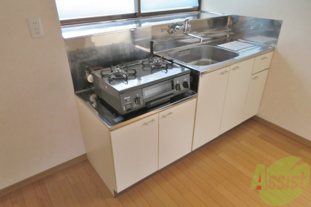 キッチン　キッチンはシステムキッチンです。お魚も焼けますよ。