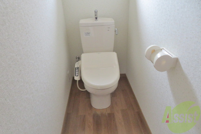 トイレ　嬉しいウォシュレット機能付きです。シャワートイレは便利ですね