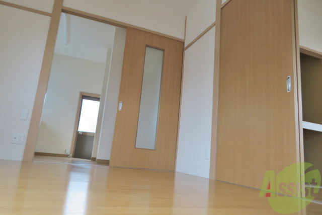 玄関　玄関から撮影しました。明るい雰囲気のお部屋です。