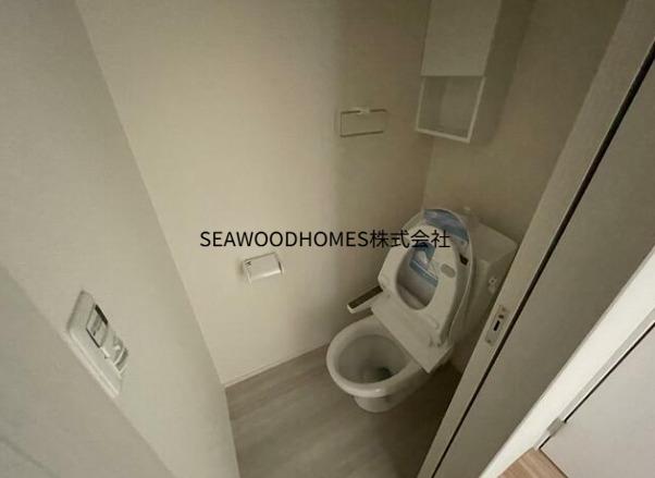 トイレ　ほっと落ち着ける、白基調のクリーンな空間。