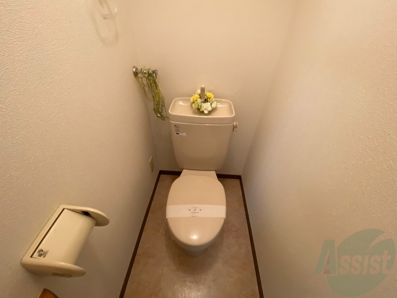 トイレ　トイレです。タオル掛けもついて便利ですね。