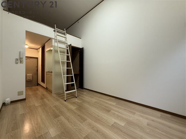 居室・リビング　ロフト付きの6帖の洋室です♪