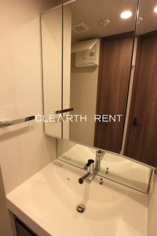 洗面設備　キャビネット付三面鏡で収納スペース確保