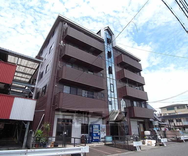 建物外観　下鳥羽エリアの２ＤＫマンション。