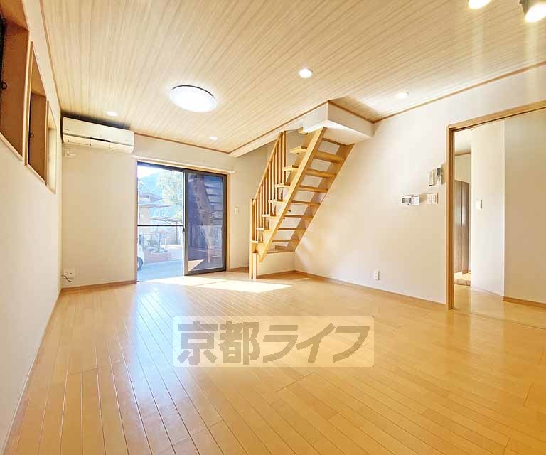 居室・リビング　小型犬飼育可！閑静な住宅街に建つお洒落な戸建てです。