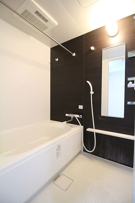 バス・シャワールーム　ダークブランのアクセントパネルが映える浴室