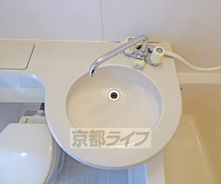 洗面設備　綺麗な洗面台です。