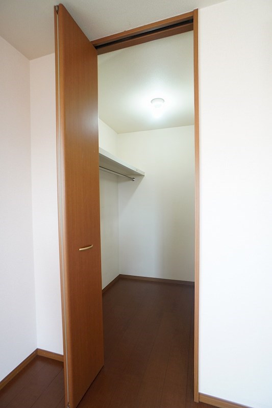 収納　大きくゆったりサイズのウォークインクローゼット。