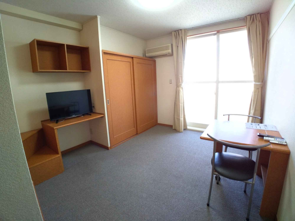 居室・リビング　ワイドな窓にて明るいお部屋