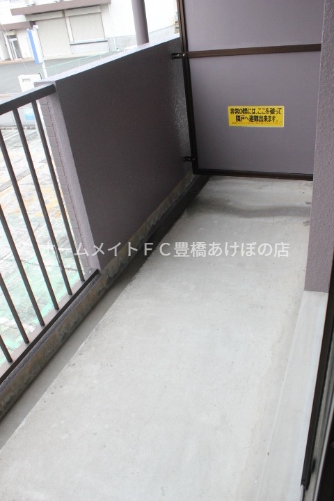 バルコニー　同型別部屋写真（反転）