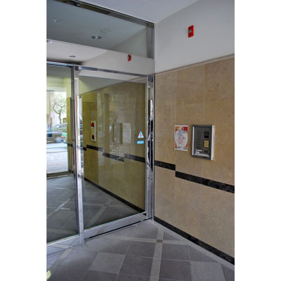 エントランス　明るい室内です